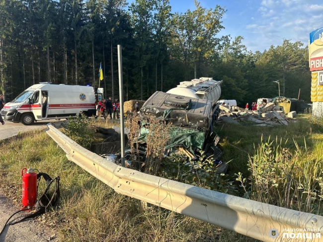 Загинув поліцейський: автоцистерна на швидкості врізалася у блокпост на межі Рівненщини та Житомирщини (ФОТО)