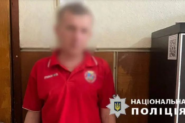 Пістолет, понад сотня набоїв і ножі: поліцейські викрили киянина у збуті зброї