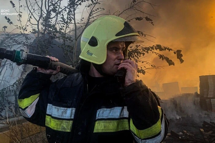 Уламки впали на територію школи: що відбувається у Києві після атаки «Кинджалами»