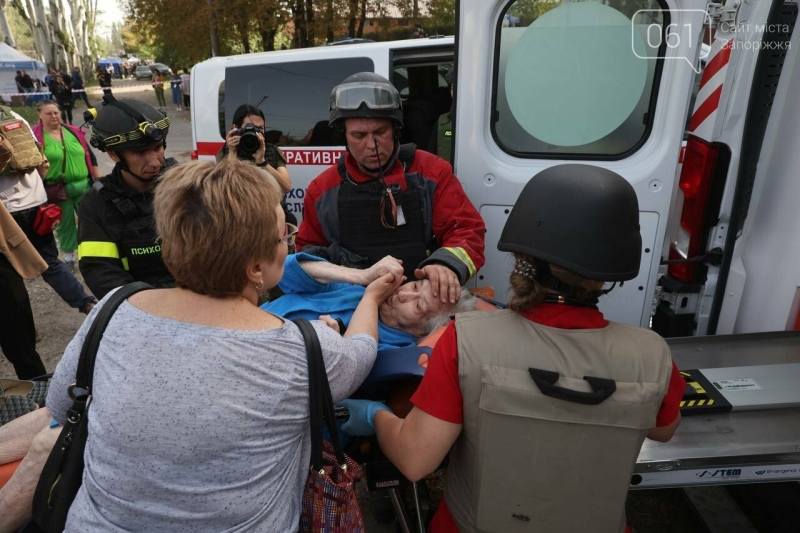 У Запоріжжі рятувальники евакуювали 90-річну жінку з 10 поверху пошкодженої багатоповерхівки