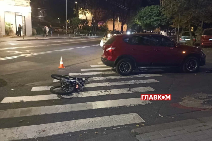 Авто перетнуло подвійну суцільну і збило велосипедиста: фото з місця ДТП у центрі столиці