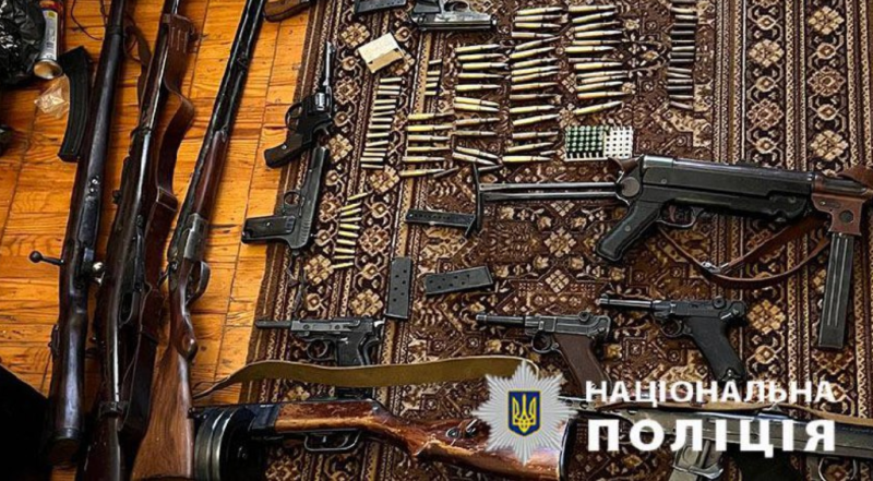 Пістолет, понад сотня набоїв і ножі: поліцейські викрили киянина у збуті зброї