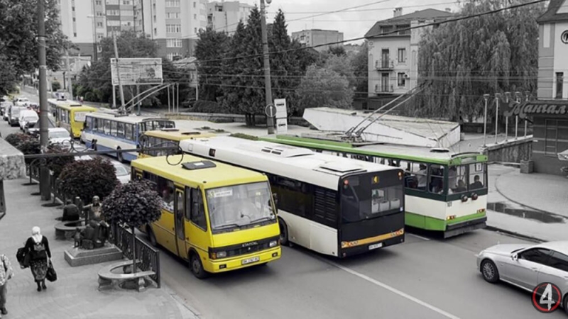 Ідеї для покращення транспорту Рівного: не «кишені» на зупинках, а касельські бордюри!