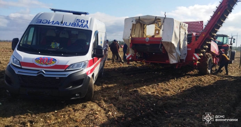 На Вінниччині травмувався працівник біля комбайну