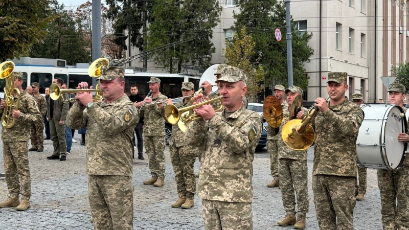 Покладання квітів на честь загиблих воїнів у Вінниці (Фоторепортаж)