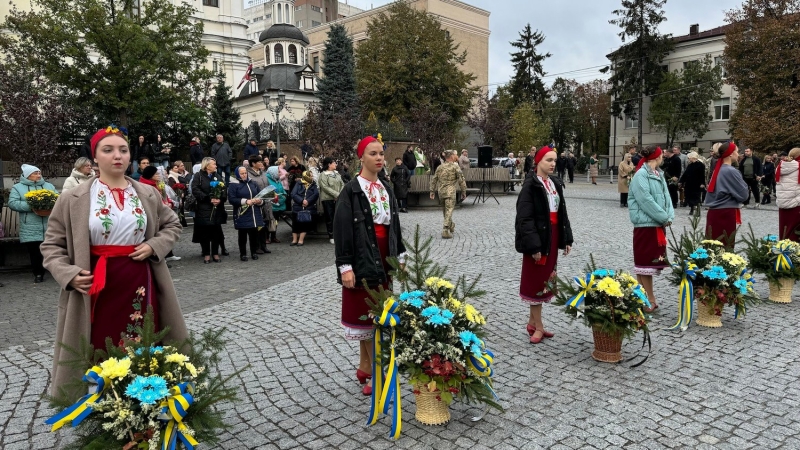 Покладання квітів на честь загиблих воїнів у Вінниці (Фоторепортаж)