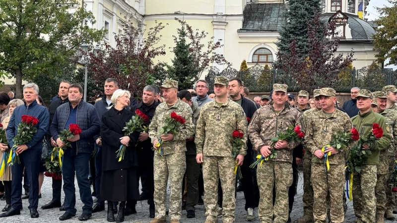 Покладання квітів на честь загиблих воїнів у Вінниці (Фоторепортаж)