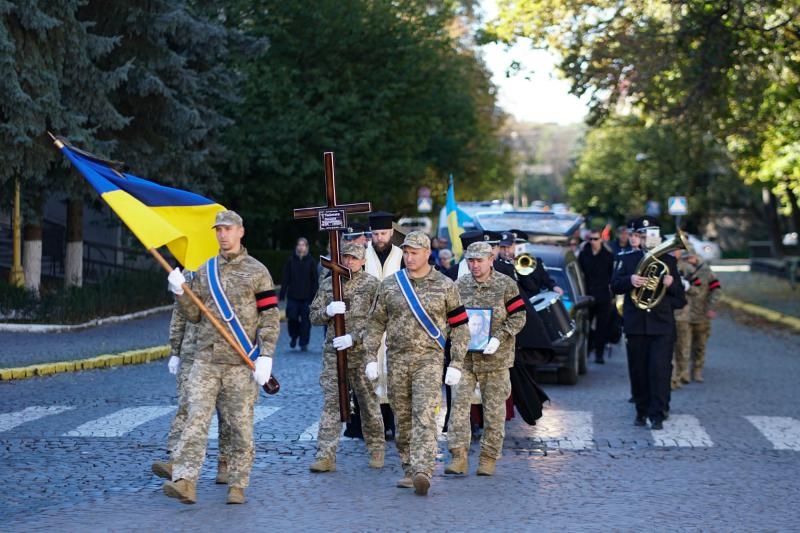 В Ужгороді провели в останню земну дорогу 47-річного захисника, сержанта Олексія Тімірязєва