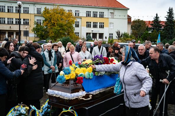 В Ужгороді сьогодні попрощалися із 45-річним захисником – старшим солдатом, кулеметником Миколою Суязовим