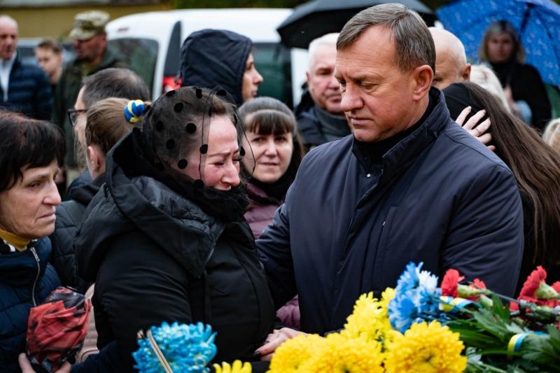 В Ужгороді сьогодні попрощалися із 45-річним захисником – старшим солдатом, кулеметником Миколою Суязовим