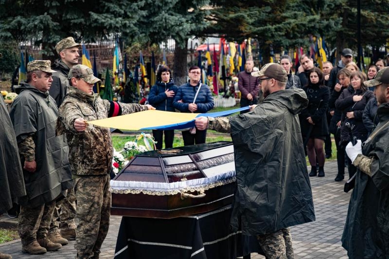 В Ужгороді сьогодні попрощалися із 45-річним захисником – старшим солдатом, кулеметником Миколою Суязовим