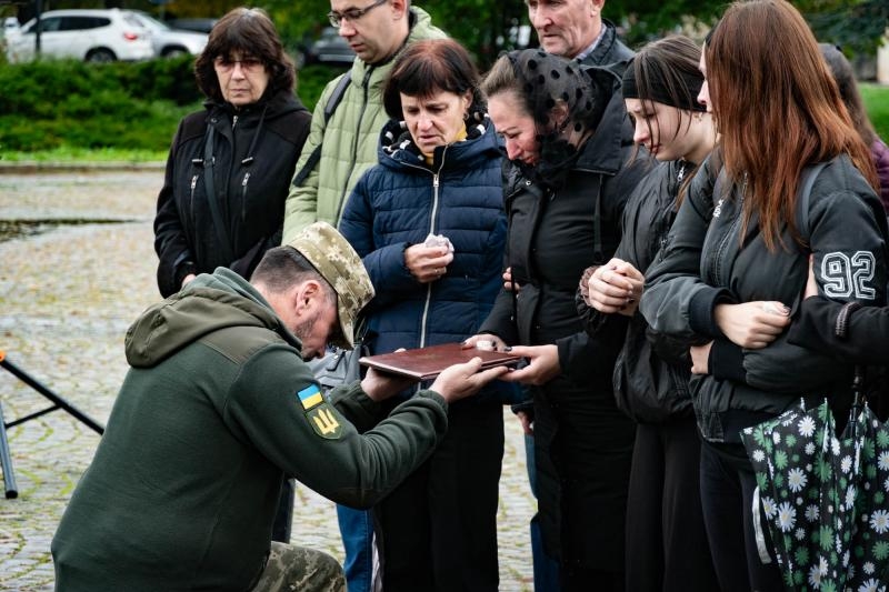 В Ужгороді сьогодні попрощалися із 45-річним захисником – старшим солдатом, кулеметником Миколою Суязовим